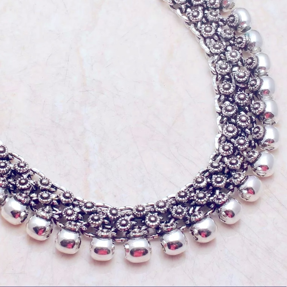 Striking Silver statement necklace - Picture 2 of 3